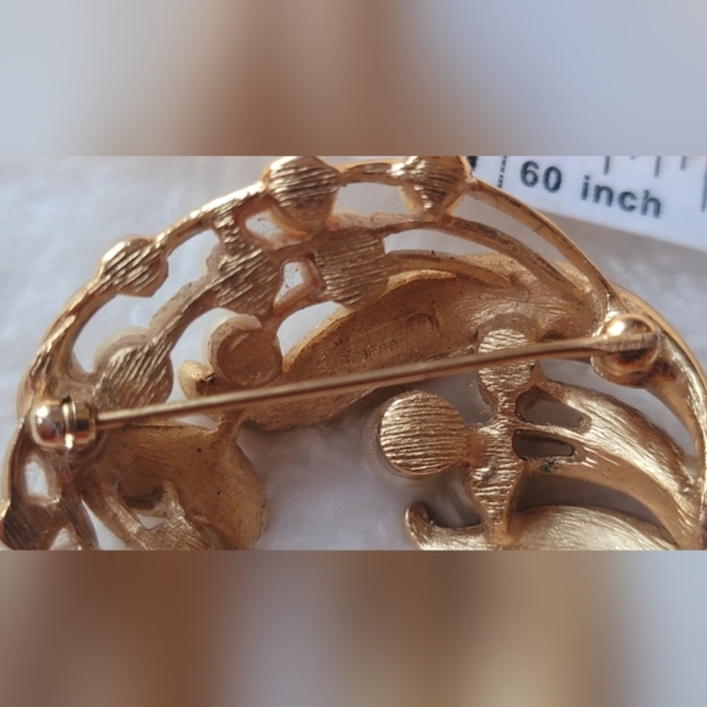 Vintage TRIFARI Gold Tone Faux Pearl Floral Leaf‎ Brooch/Pin - Picture 12 of 12